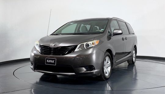 Toyota Sienna CE 2013