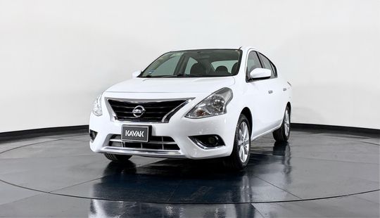 Nissan Versa Advance 2015
